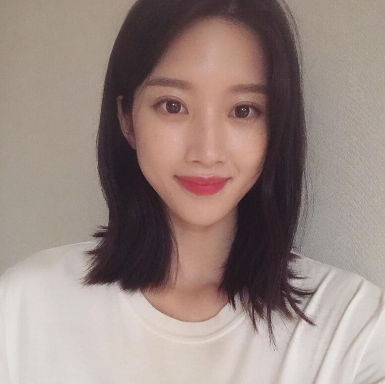一直以長髮示人的她，也有剪過及肩中長髮，予人活潑清爽的感覺。Photo：https://www