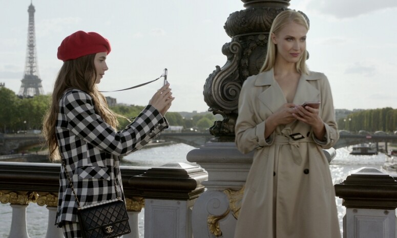 在劇中飾演於巴黎時尚圈工作的新鮮人，Lily Collins也有個Chanel手袋傍身，而且更