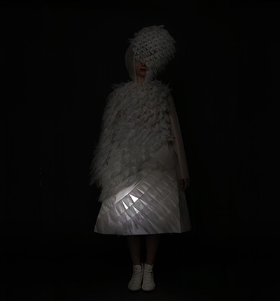 「Can’t and Won’t」，意念源於人類的一呼一吸，但有趣的是，當穿者停止呼吸，不帶