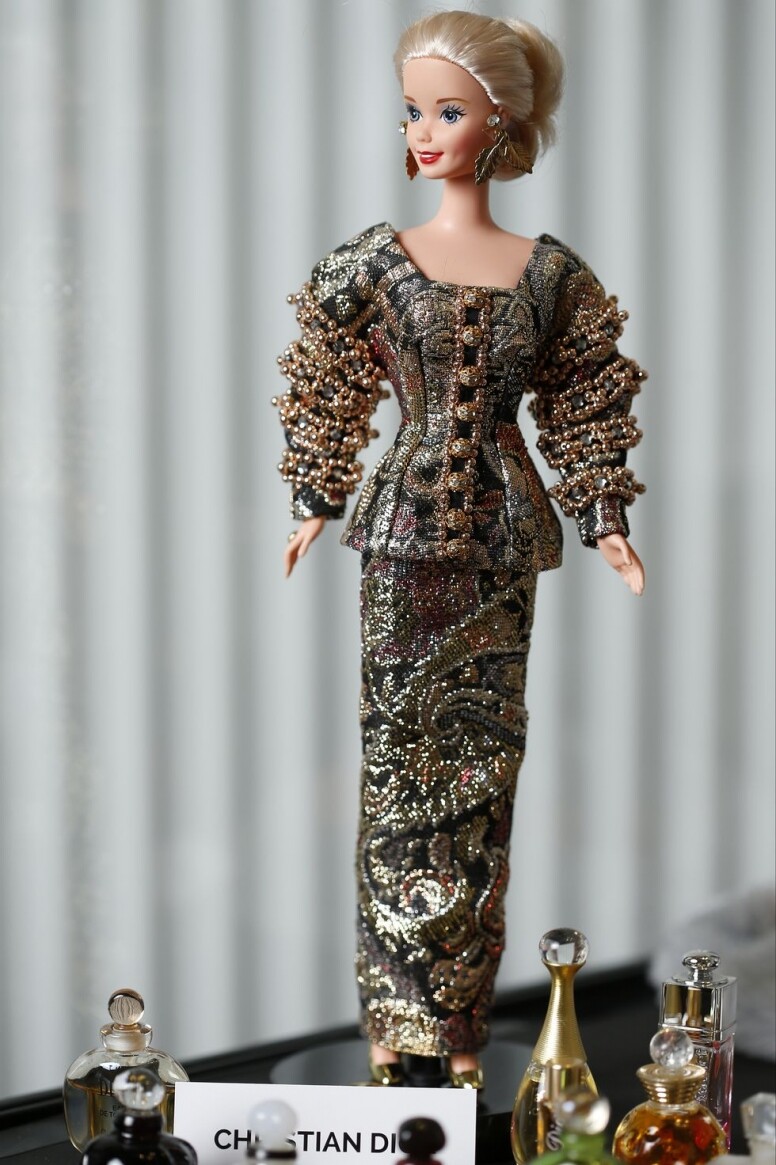 在與 Christian Dior的第一個合作系列，Barbie穿上合身錦緞晚禮服，上面還繡有珠片和
