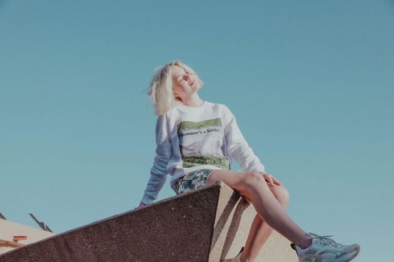 「Summer’s a knife」是新專輯內另一首未正式亮相的歌曲歌詞。歌詞與大面積印花