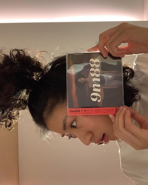 ELLE: 9m88的個人型像非常突出，有參考對象嗎？是自己創作的嗎？ 9m88: 不
