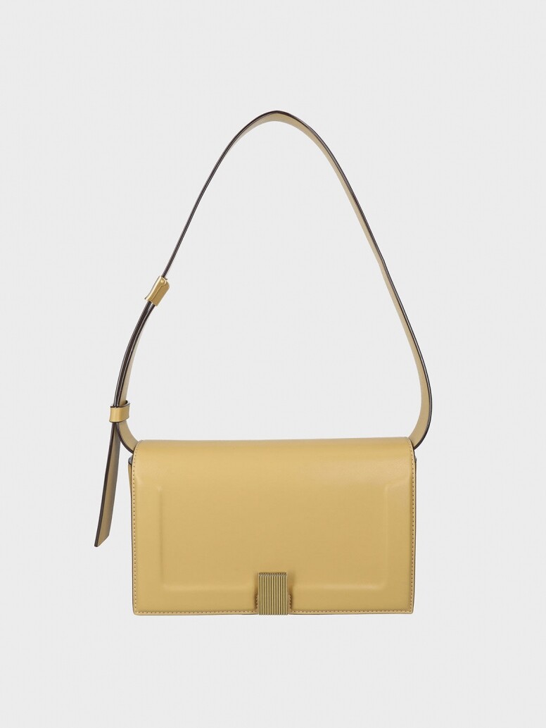 Charles & Keith Envelope手袋肩帶可隨意更換長度，低調壓紋的方型設計，配襯偏黃的桑茶