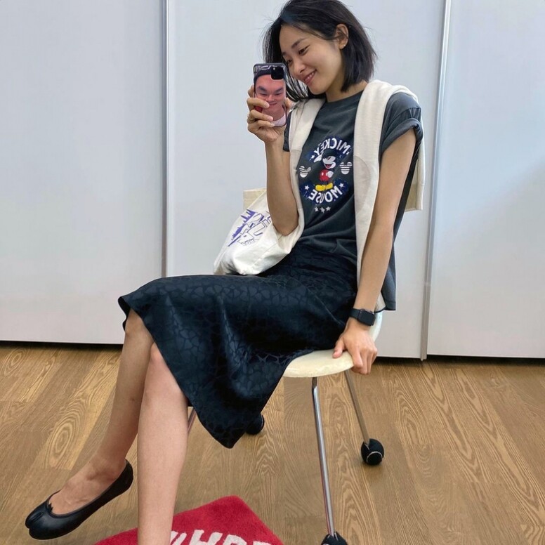 穿搭重點：圖案T恤＋及膝裙＋平底鞋韓國超模郭智英這身簡便的約會穿搭