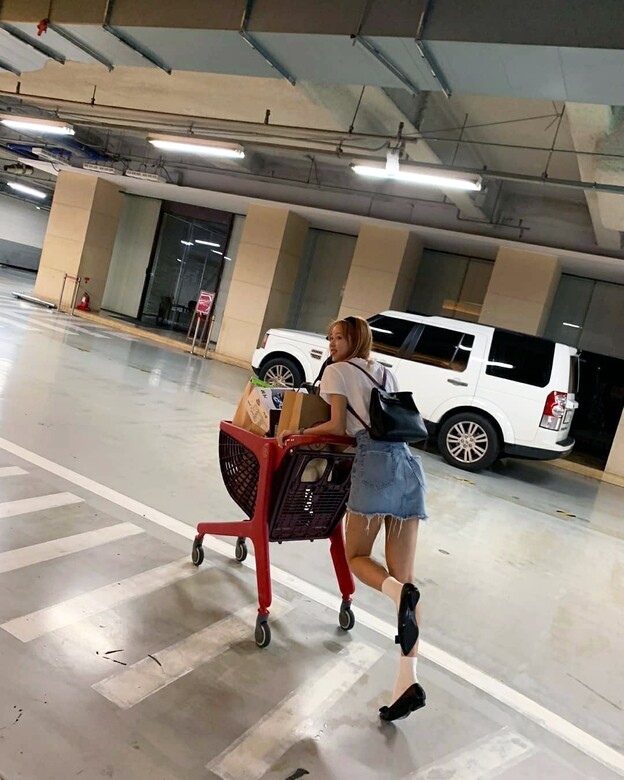穿搭重點：白色T恤＋高腰短裙＋尖頭平底鞋＋短襪小個子女孩看這裡！如果只