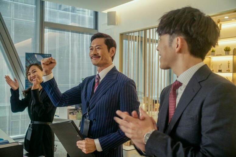 由於是直接取材自日版，港版「大叔」的造型也跟日版如出一轍。例如黃德斌