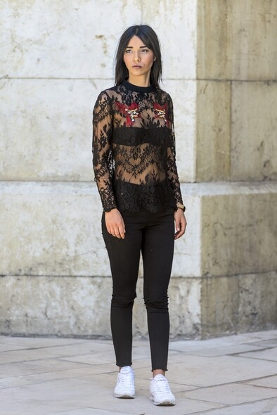 Skinny jeans與鞋子的顏色會是值得注意的穿搭關鍵，像她這樣以黑色skinny jeans襯白