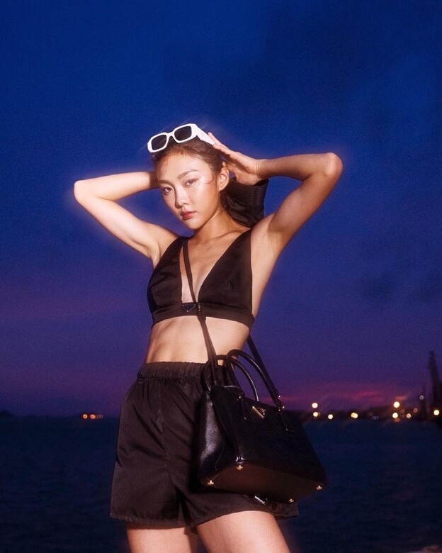 跳高女神楊文蔚以型格黑色bra top和短褲襯出健康性感的sporty look，配搭黑色