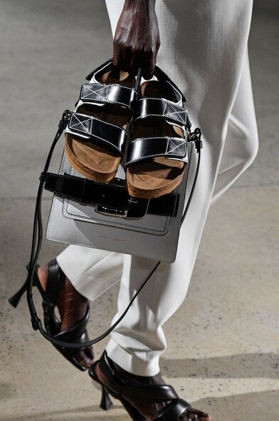 就是這雙Birkenstock拖鞋在Proenza Schouler 2020春夏時裝展上首次現身,模特兒手拎著它登上 就是這雙Birkenstock拖鞋在Proenza Schouler 2020春夏時裝展上首次現身,模特兒手拎著它登上