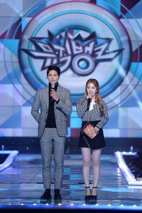 朴寶劍（按這裡看他的男友系穿搭）、Irene這對《Music Bank》「寶琳 CP」大受歡迎，二人相襯