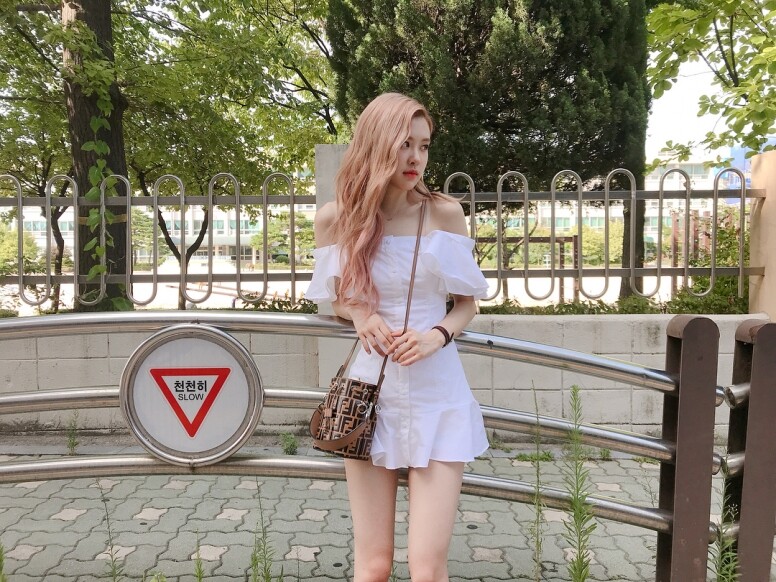 這個造型讓Rosé可以露出自己深深的鎖骨。所選的連身裙雖然簡約,卻能突 這個造型讓Rosé可以露出自己深深的鎖骨。所選的連身裙雖然簡約,卻能突
