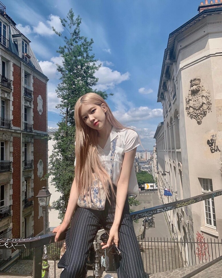簡約路線的打扮亦可以像Rosé一樣穿上白色恤衫和間條長褲，這種隨性的