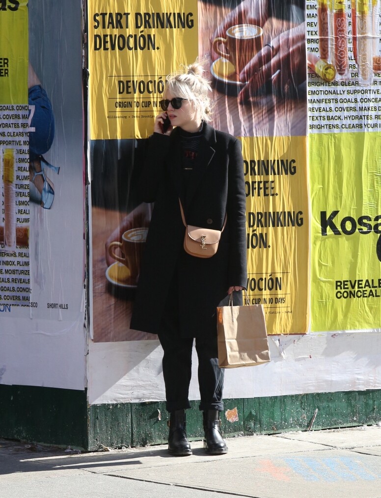 美國女演員Lucy Boynton也對Kaia Bag一見鍾情，將大地色系之袋款應用於日常當中。
