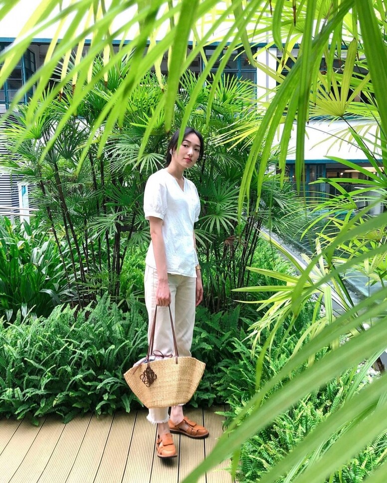 文青女生在週末去深水埗cafe打卡，當然要有一對百搭的earth tone loafers。Cecilia以一身素色衣物襯草編手袋及啡色鞋，有一種小清新優雅感覺。文青女生也可選擇以短襪仔配loafers，一絲不苛地展現森林系打扮。