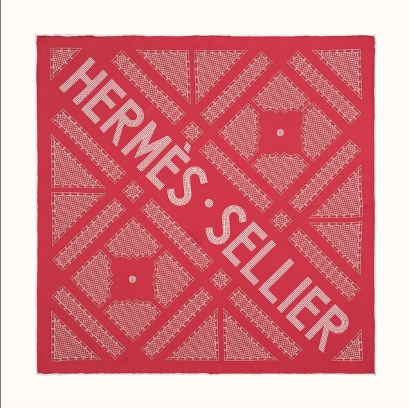 小巧的45厘米Hermès Sellier絲巾不論是用作小領巾，又或是裝飾手袋，都是頓刻