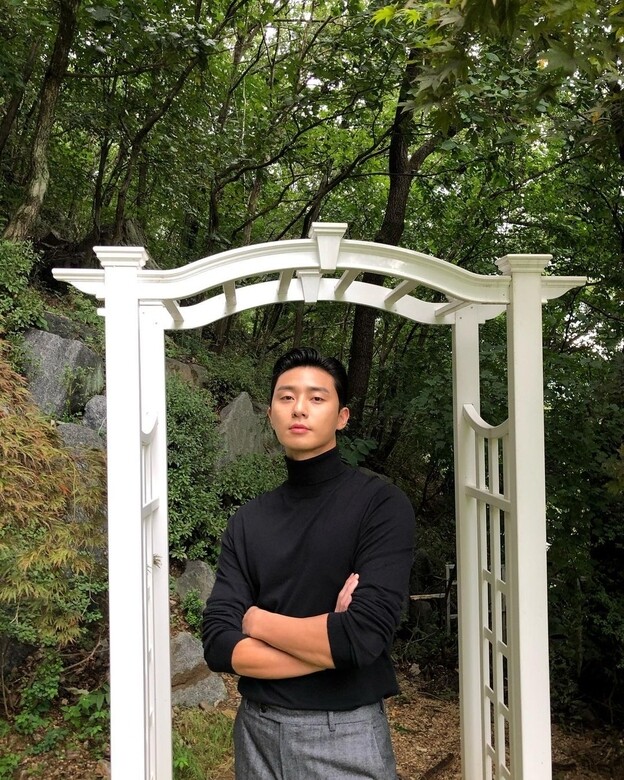 不是太多男生能carry樽領衣服，頸項太粗、太短，都不好看。朴敘俊就不同了，他