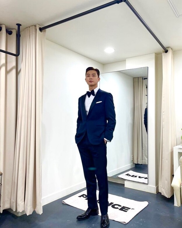 朴敘俊穿起這套深藍色貼身西裝禮服，完美展現他的修長比例，加大碼藍