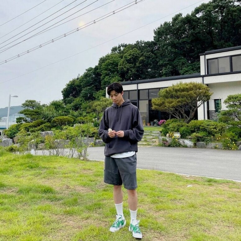 正裝以外，從朴敘俊的社交媒體可見，他偏愛美式板仔休閒風，加大碼衛衣