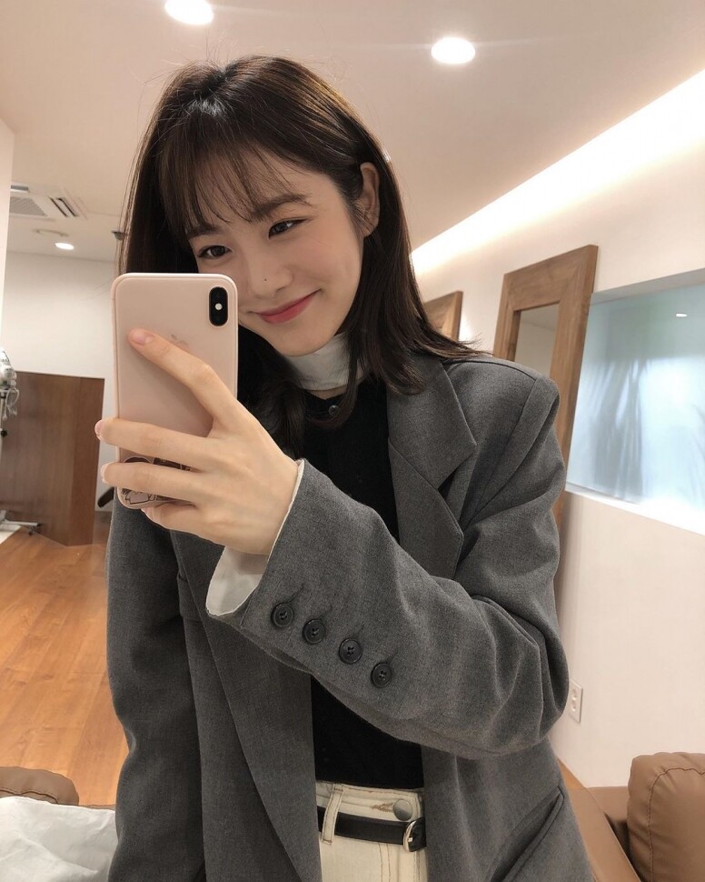 私底下的辛睿恩似乎更喜歡率性利落的穿搭，灰色西裝外套內搭黑色針