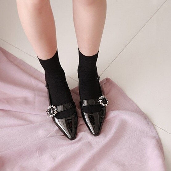黑色漆皮平底鞋 ＄499 （Scoco, available at outnet.com）這款漆皮款平底鞋簡約中帶點復古，金屬