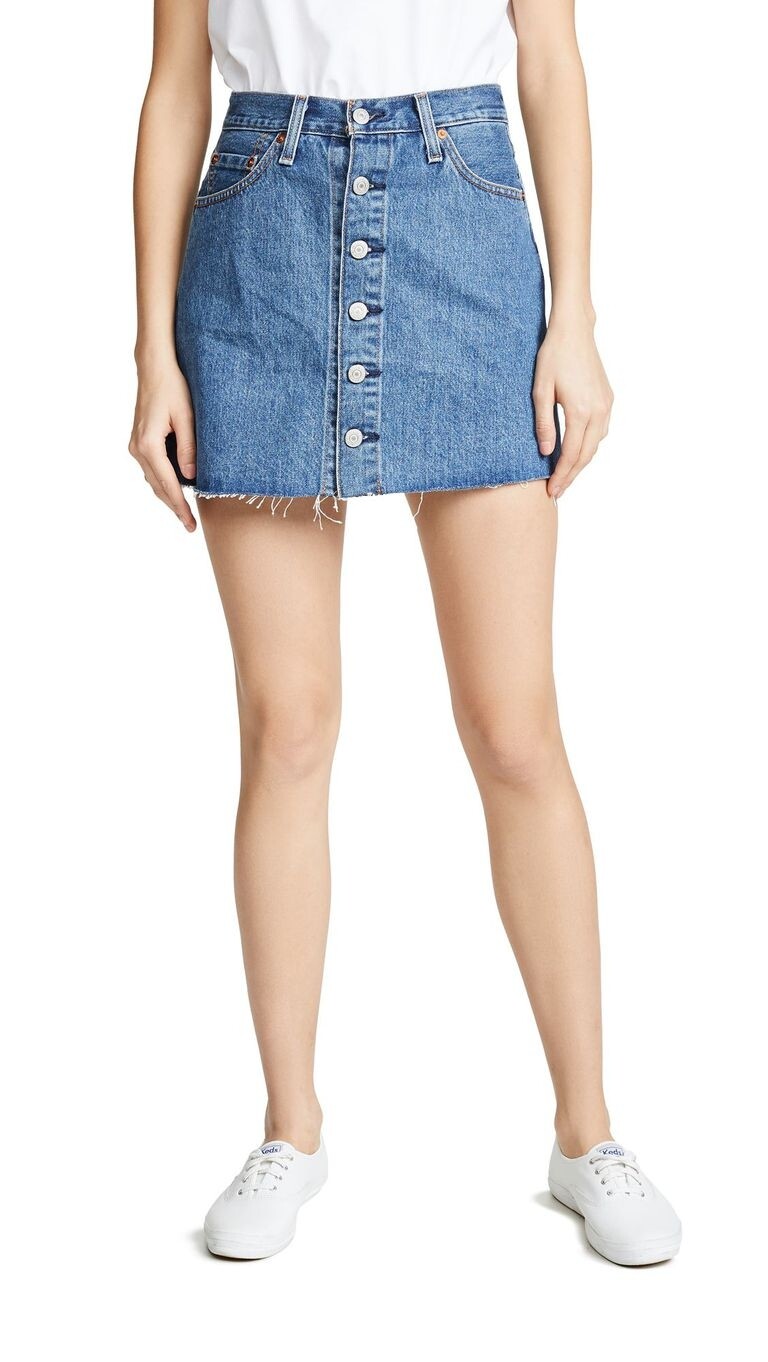 Levi’s 鈕釦式牛仔迷你裙 ,約HKD$701。 Levi’s 鈕釦式牛仔迷你裙 ,約HKD$701。