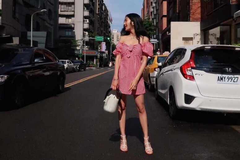 甜美型格渡假風在繁華的市區只要選擇一件一字領的小洋裝，就能穿出