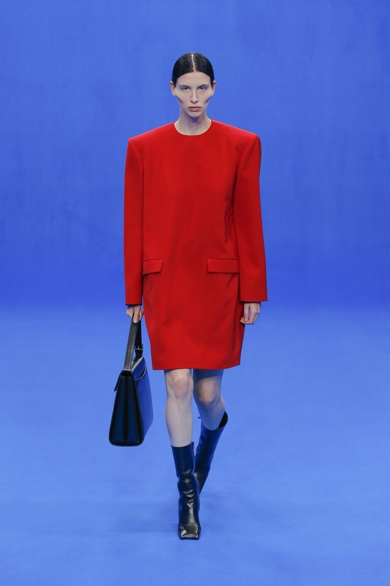 職業角色設定曾經的 Balenciaga 是街頭時尚的先鋒,但近幾季設計師 Demna Gvasalia 更專注 職業角色設定曾經的 Balenciaga 是街頭時尚的先鋒,但近幾季設計師 Demna Gvasalia 更專注