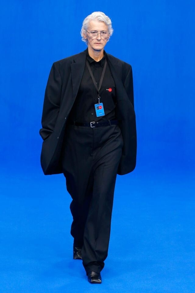 一位飾演銀髮族的建築師Neda Brady出現在天橋上,角色設定更反映出專業人 一位飾演銀髮族的建築師Neda Brady出現在天橋上,角色設定更反映出專業人