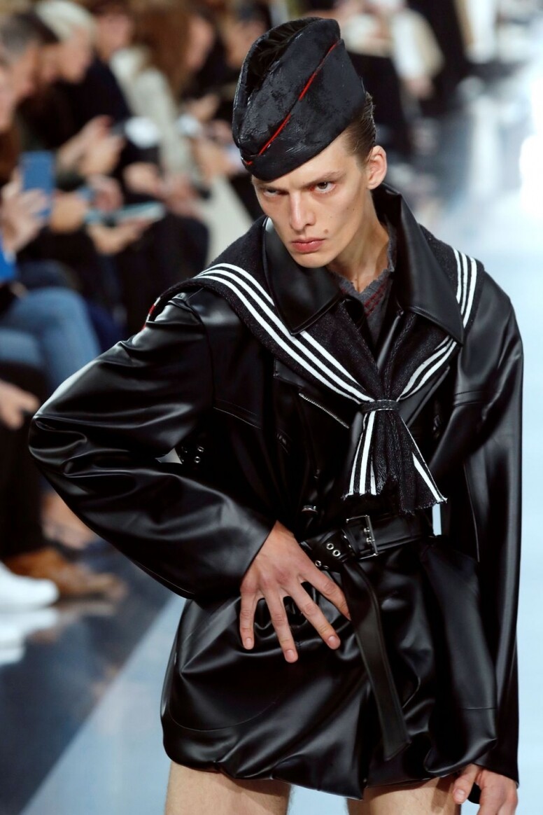 獨特的走騷步姿的背後原因這就要回到這季Maison Margiela 的靈感來源,充滿軍國 獨特的走騷步姿的背後原因這就要回到這季Maison Margiela 的靈感來源,充滿軍國