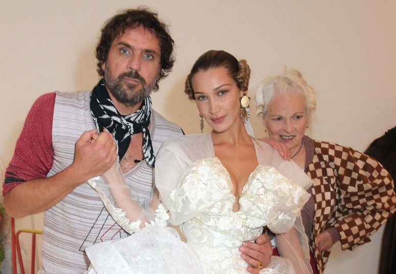 而 Vivienne Westwood 和 Andreas Kronthaler 也從未止步於此。因為2020春夏季的一系列超浮誇頭飾,全是 而 Vivienne Westwood 和 Andreas Kronthaler 也從未止步於此。因為2020春夏季的一系列超浮誇頭飾,全是