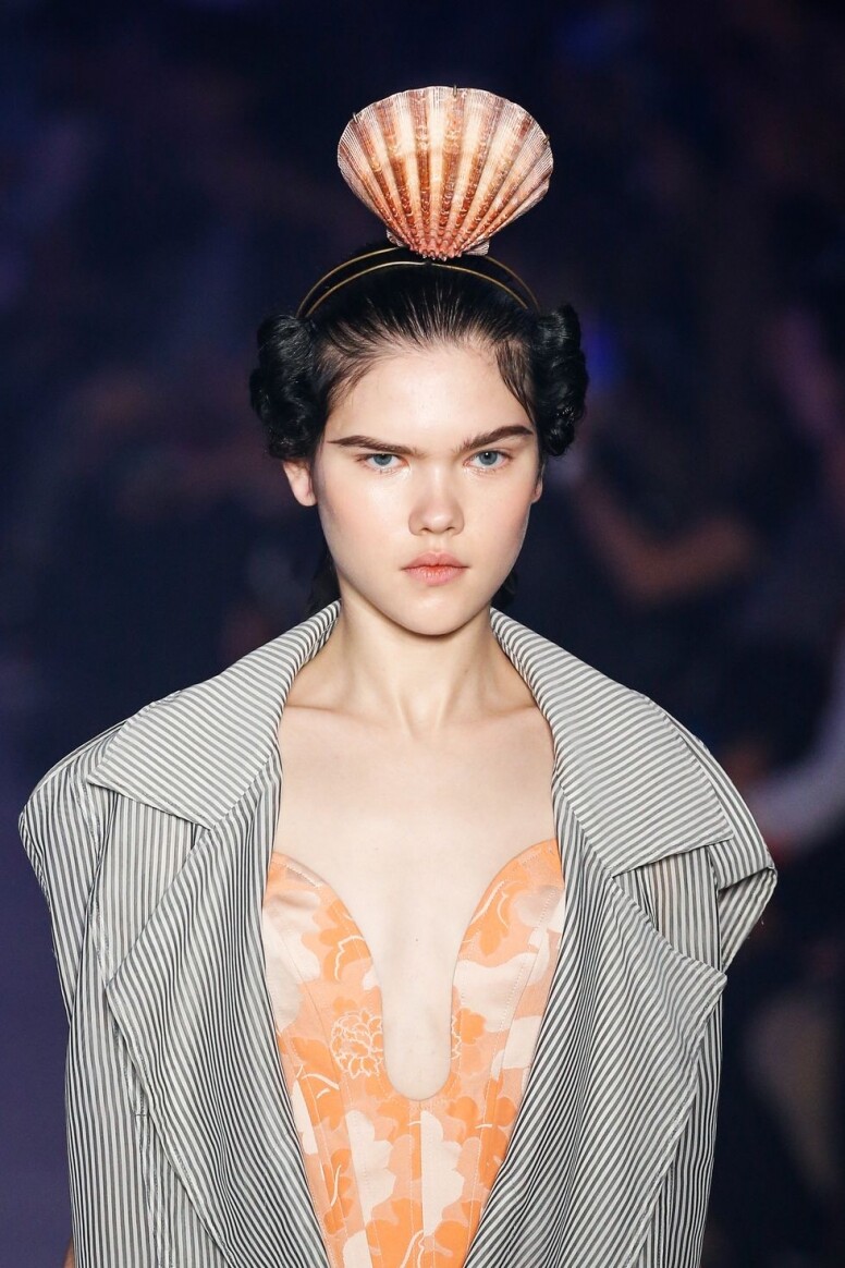 除了巨型頭飾，Vivienne Westwood 也將海洋生物被大量垃圾纏繞的形象，重現在色彩鮮