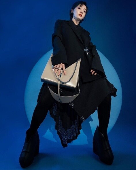 吳海昕認為演員應該是百變的，接受嘗試以不同形象示人，在Givenchy Cut-Out Bag的