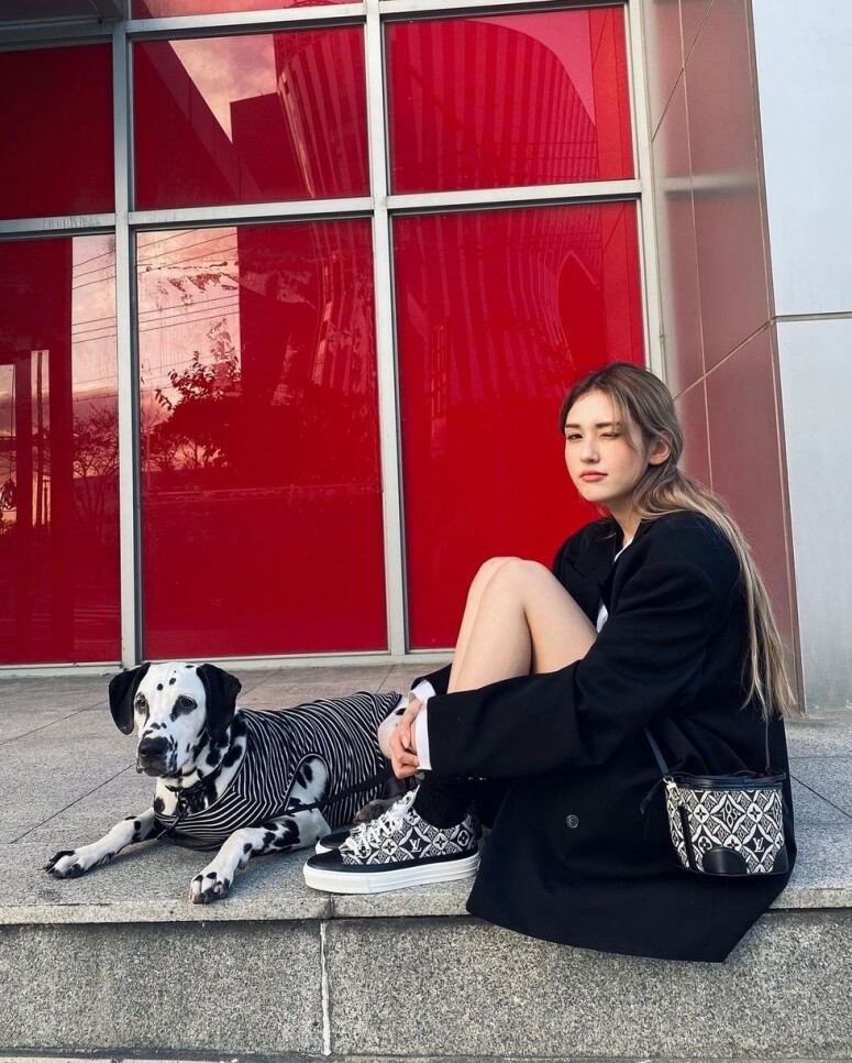 Somi的穿搭好品味，讓她一腳跨足時尚圈，在Louis Vuitton2021春夏墨鏡廣告中驚喜亮