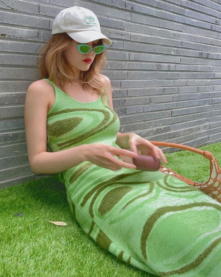 鮮豔的顏色加上大面積圖案的衣服容易穿的像卡通人物一樣太過可愛