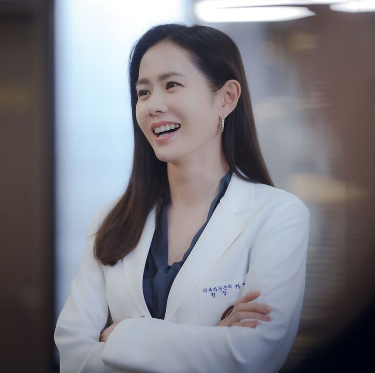 也許孫藝珍天生的貴氣讓她總是拿到人生勝利組的角色，這次孫藝珍飾