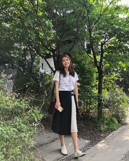 這套不管是出席正式場合或是私下休閒的聚會都很可以，線條塗鴉的白