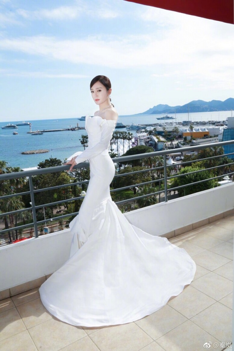 37歲的秦嵐私下愛少女打扮，而工作時穿起高貴晚裝則展現出充滿女人