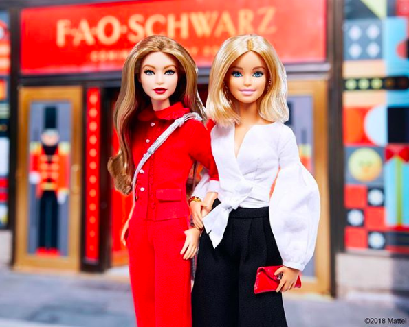跟Barbie學穿搭！和Gigi Hadid逛街、穿時尚訂製服，這個芭比IG竟然比