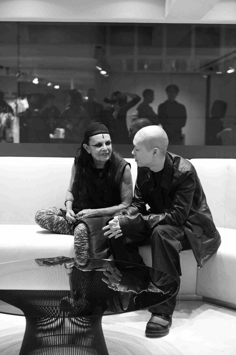 穿梭於不同領域的她，在1988 年認識初出茅蘆的設計新人 Rick Owens，無懼年齡差