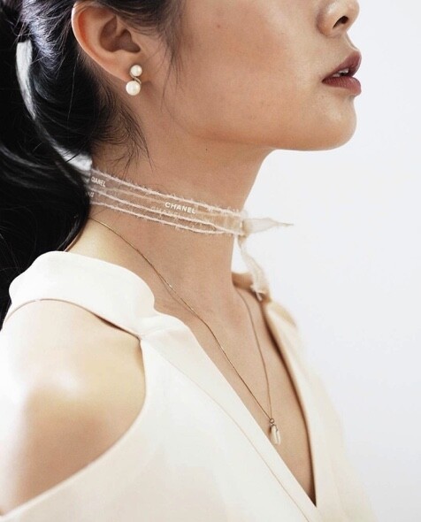 把絲帶綁在頸上，絲帶秒變有型choker，但不失優雅。