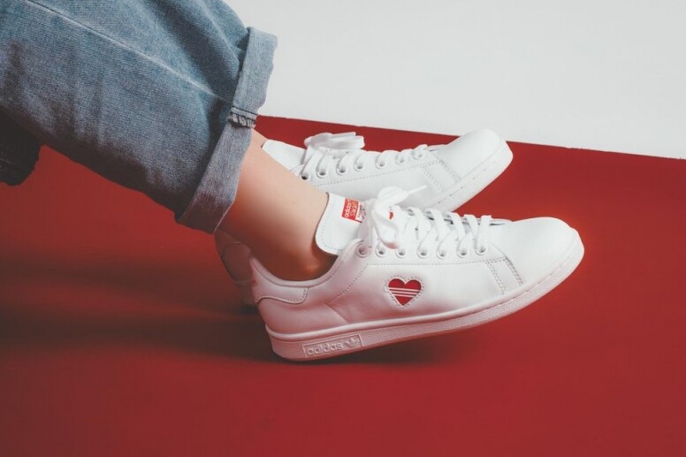 心心圖案完全顛覆經典復古 Stan Smith 的既定簡約印象,將代表性的三線設計 心心圖案完全顛覆經典復古 Stan Smith 的既定簡約印象,將代表性的三線設計