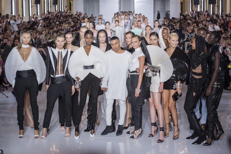 曾是Karl Lagerfeld 至愛的貴族模特兒Cara Delevingne，今季竟出席設計師Olivier Rousteing時裝騷 Balmian