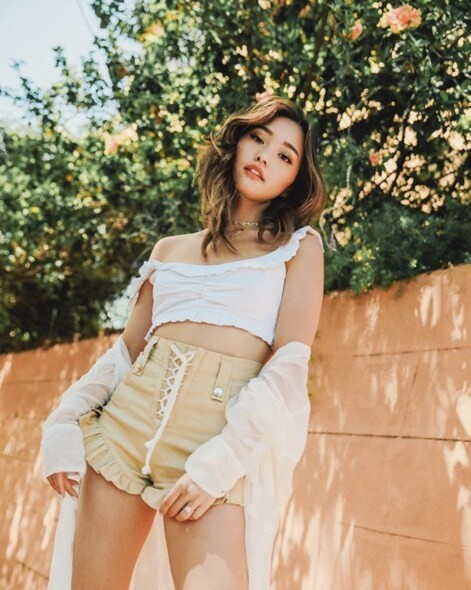 Jenn Im身高只有155cm,運用crop top 穿出3:7好比例,注意crop top要合身,以突顯小 Jenn Im身高只有155cm,運用crop top 穿出3:7好比例,注意crop top要合身,以突顯小