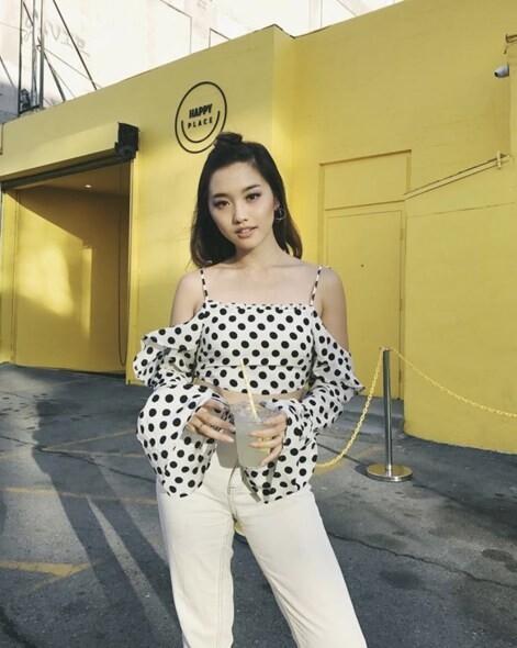 至於想突出柔美氣質，可選擇輕盈的材質、粉嫩的色彩及滾邊等細節，令造