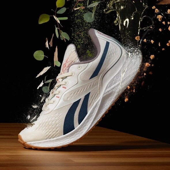 Reebok在今年世界地球日發布對於環境友善的系列鞋款，系列是Forever Float Ride Glow的