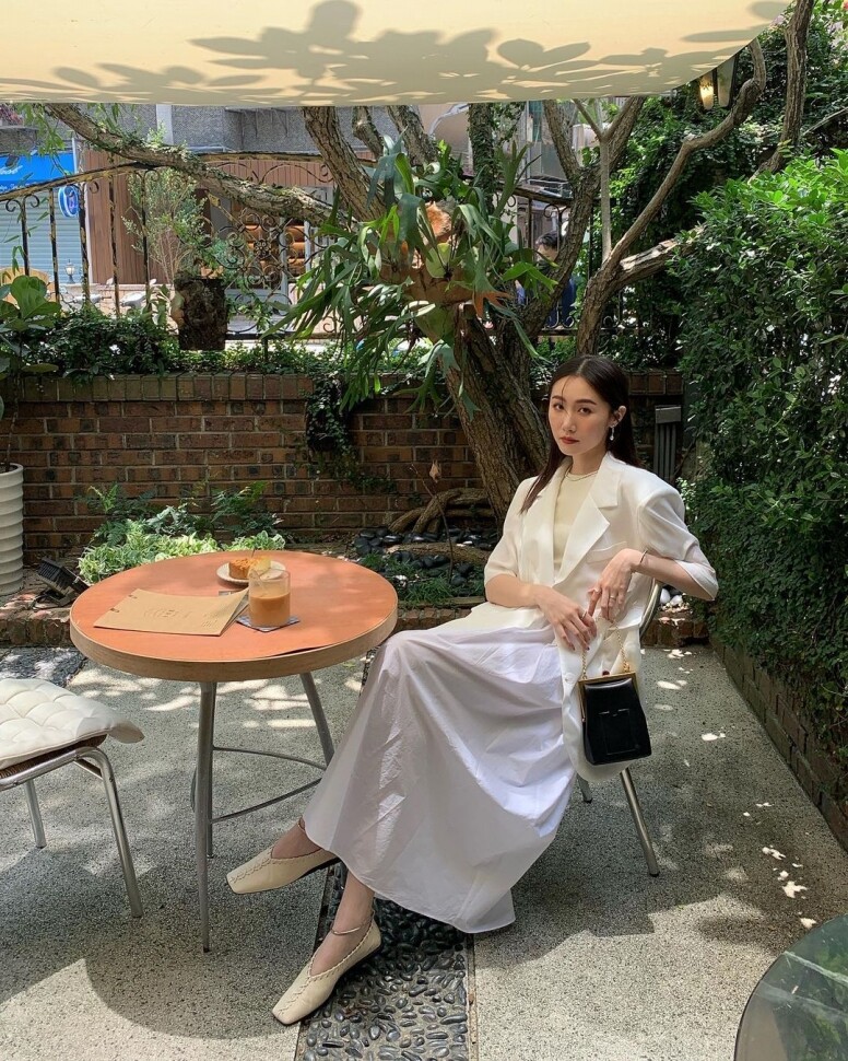 另一方面 ，耳環、戒指以及帽子等都是她配搭造型的必需品，能為西裝造型