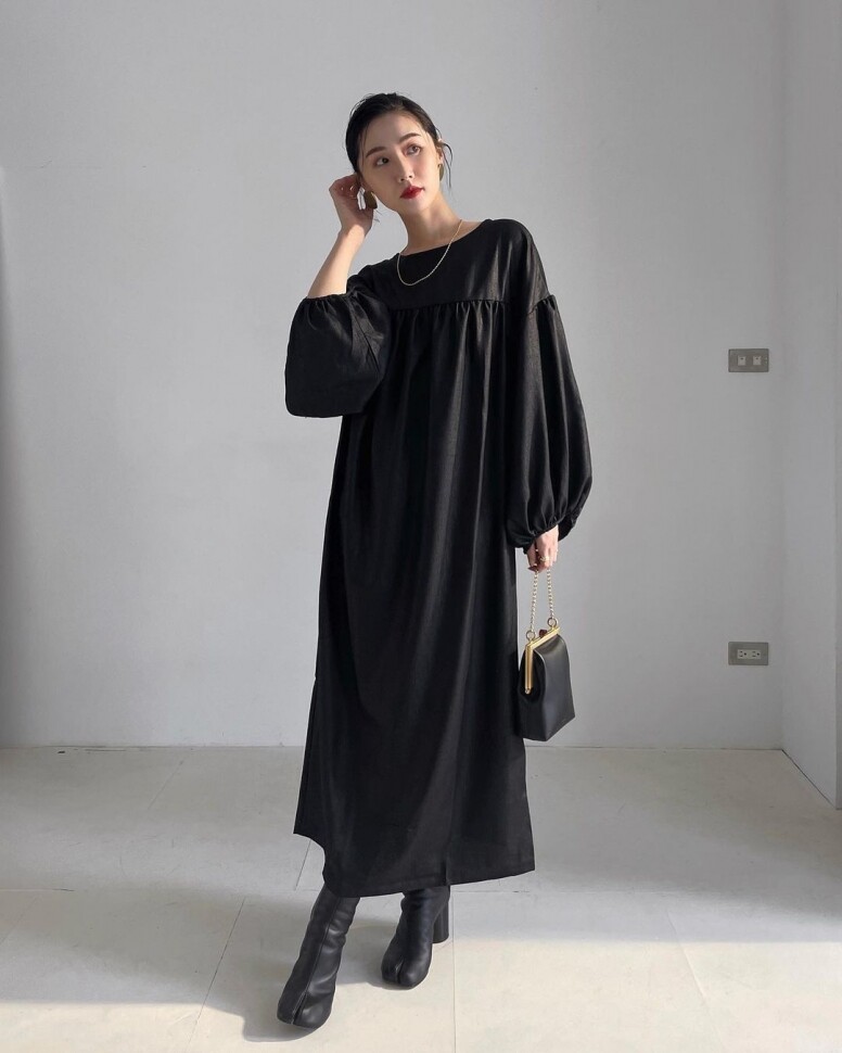 除了西裝造型外，裙裝也能展示女士知性的形象。這件來自店鋪N.YHAVN的黑