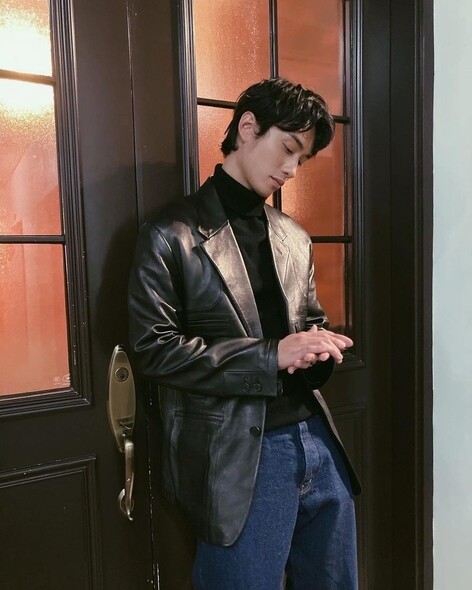 劉俊謙這身樽領冷衫、皮革西裝外套襯牛仔褲，再加上短曲髮的造型，看起