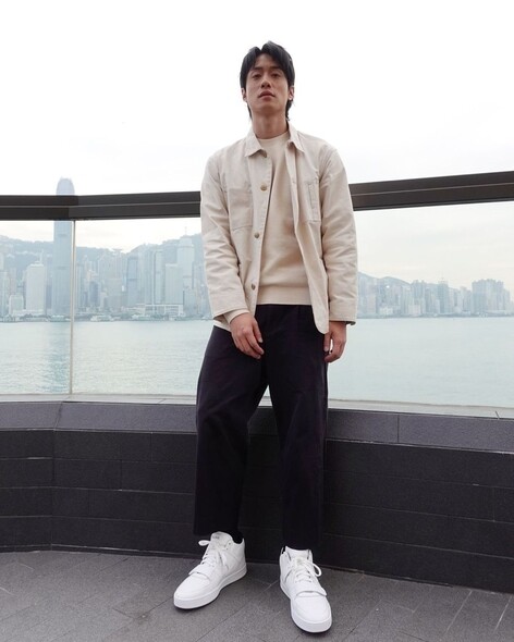 踏入初冬天氣，劉俊謙以米色針織上衣外襯一件同色系的薄外套，下身配