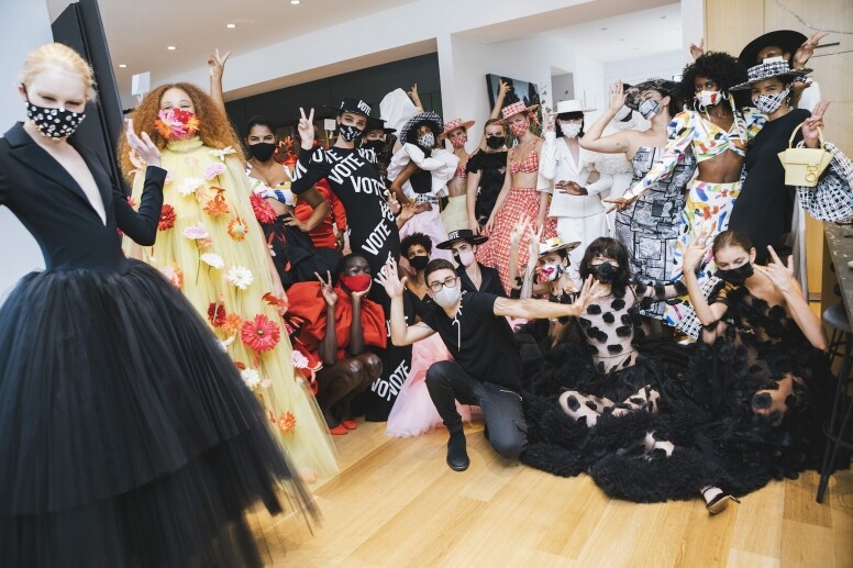 Christiano Siriano是紐約首批將其工作室轉變成口罩製造設施的人之一。到目前為止 Christiano Siriano是紐約首批將其工作室轉變成口罩製造設施的人之一。到目前為止